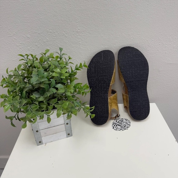 Vionic Valencia Crocodile Embossed Sandals - Size 11 - Picture 4 of 4